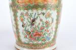 CHINE, Canton, XIXème siècle - Grand vase en porcelaine émaillée...