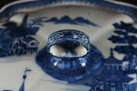 CHINE XVIIIème siècle - Plat creux couvert en porcelaine émaillée...