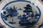 CHINE XVIIIème siècle - Plat creux couvert en porcelaine émaillée...