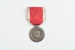 Madagascar Médaille de Radama II. Argent, ruban rouge, à raies...