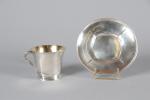 TASSE et sous-tasse en métal argenté Gallia, époque Art Nouveau....
