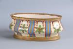 COUPE creuse ovale en porcelaine de Sèvres, monture laiton. H....