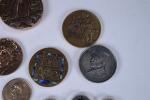 LOT de huit médailles en bronze dont Pétain, Vauban, "La...