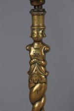 FLAMBEAUX (paire de) en laiton et bronze, décor de termes...