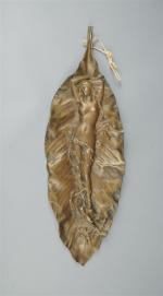 DELPERIER, Georges (1865-1936). Femme à la feuille. Bronze signé. L....