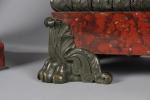 GARNITURE (importante) de CHEMINEE comprenant une PENDULE rectangulaire en bronze...