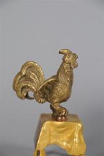 STATUETTE en bronze à sujet d'un coq reposant sur un...