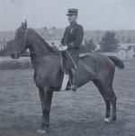 PHOTO d'un capitaine d'artillerie à cheval. 24 x 30 cm