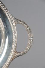 PLATEAU ovale à anses, argenté. Moderne. L. 61,5 cm
