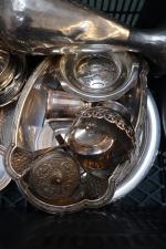LOT (1 caisse) de métal argenté comprenant deux verseuses, plats,...