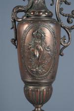 AIGUIERE en métal à base de marbre, style Louis XVI....