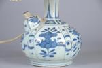 CHINE. Vase balustre en porcelaine à décor en bleu et...