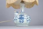 CHINE. Vase balustre en porcelaine à décor en bleu et...