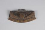 BRIQUET en cuir et métal damasquiné. Tibet, 19ème siècle. L....