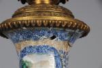 LAMPE à fût en porcelaine, monture de bronze ciselée et...