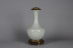 CHINE, 19ème siècle. VASE de forme bouteille en porcelaine céladon,...