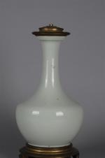 CHINE, 19ème siècle. VASE de forme bouteille en porcelaine céladon,...