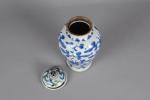 CHINE, 19ème siècle. Potiche (petite) couverte en porcelaine à décor...
