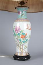VASE en porcelaine de Chine, 20ème siècle. H. 34 cm...