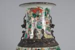CANTON. Vase en céramique à décor de guerriers, 19ème siècle....