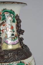 CANTON. Vase en céramique à décor de guerriers, 19ème siècle....