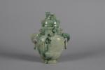 URNE couverte en jadéite verte, décor sculpté, Chine 20ème siècle....