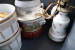 LOT (1 caisse) comprenant : vases, cache pots, jardinières, tasses...
