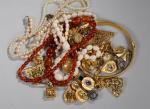 BIJOUX FANTAISIES (lot de) : colliers, parures, boucles d'oreilles, bracelets,...