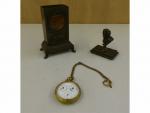 PENDULE (petite) formant porte-montre en bronze à patine brune surmontée...