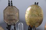PLAQUES en laiton et bronze : quatre plaques de garde...