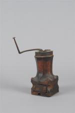 MOULIN à café en bois, 18ème siècle. H. sans manivelle...