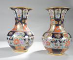 VASES (paire de) balustres, col évasé, porcelaine de Bayeux, décor...