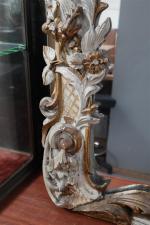 GLACE (importante) à cadre en bois sculpté et patiné. Italie,...