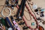 LOT de bijoux fantaisies dont bagues, bracelets, colliers, montres diverses,...