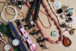 LOT de bijoux fantaisies dont bagues, bracelets, colliers, montres diverses,...