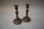 FLAMBEAUX (paire de) en bronze argenté décor de cannelures torses,...