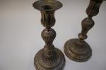 FLAMBEAUX (paire de) en bronze argenté décor de cannelures torses,...