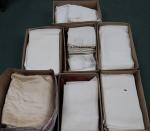 LINGE (lot de 7 cartons de) comprenant dentelles, napperons, vêtements,...