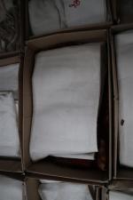 LINGE (lot de 7 cartons de) comprenant rideaux, nappes, serviettes...