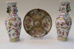 CHINE Canton (19ème). Paire de vases en porcelaine à décor...