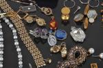 LOT de bijoux fantaisies dont divers pendentifs, boutons de manchette,...