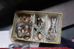 BIJOUX FANTAISIES (1 caisse) comprenant bracelets, colliers, boucles d'oreilles, etc...