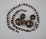 COLLIER de perles en argent. L. 51 cm - Poids...
