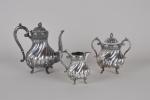 SERVICE à thé trois pièces en métal argenté anglais, décor...