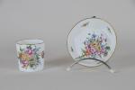 TASSE et sous-tasse en porcelaine à décor floral polychrome et...