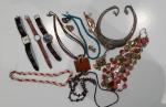LOT de bijoux fantaisies dont colliers, bagues, boucles d'oreilles, broche,...