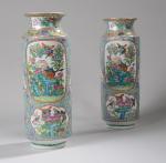 CHINE (20ème). Paire de vases rouleaux en porcelaine. H. 30,5...