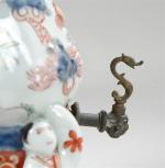 JAPON (vers 1900). Fontaine sur piétement tripode, couvercle accidenté. H....