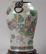 SATZUMA (vers 1900). Vase en porcelaine craquelée à décor de...