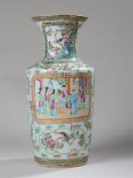 CANTON (19ème). Vase en porcelaine à décor de personnages et...
